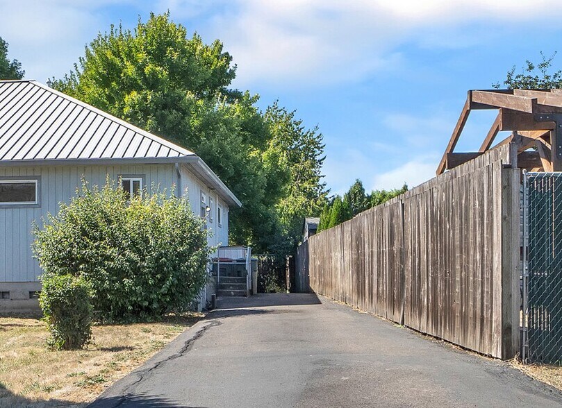 More Photos Of 711 W Main St, Sheridan Veterinarian Kennel For Sale