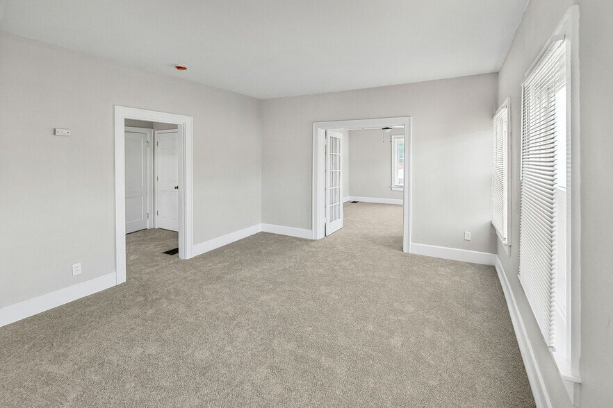 More Photos Of 302 N High St, Belleville Freestanding For Sale