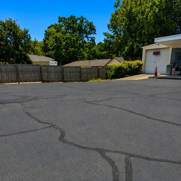More Photos Of 531 Oak Dr, Lexington Auto Dealership For Sale