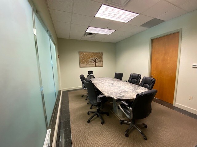 More Photos Of 1451 Global Ct, Sarasota Showroom For Lease