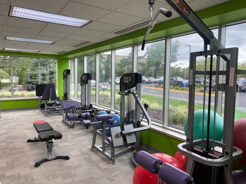 More Photos Of 11501 Northlake Dr, Cincinnati Office For Sale