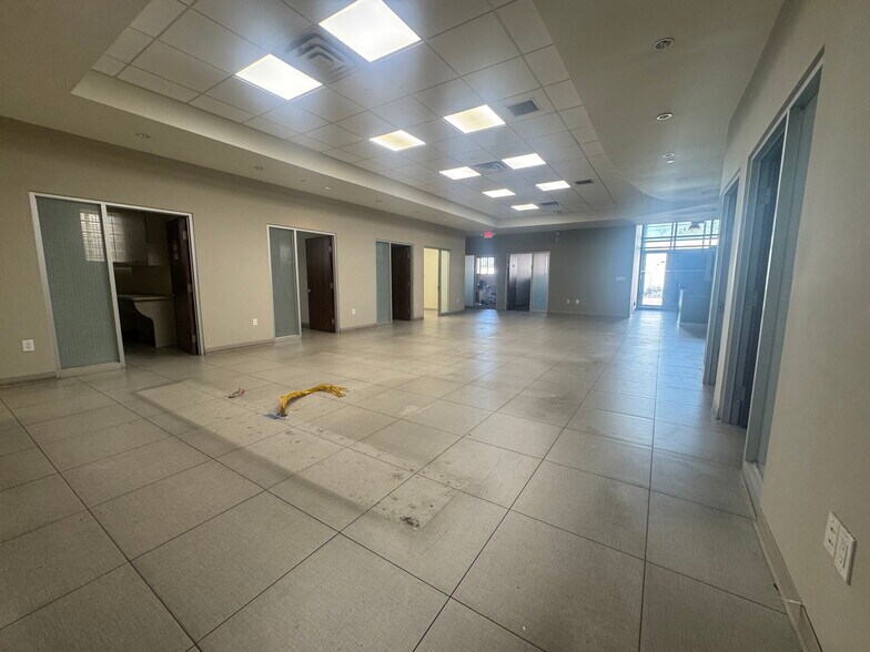 More Photos Of 10-12 Niagara Ave, Freeport Warehouse For Lease