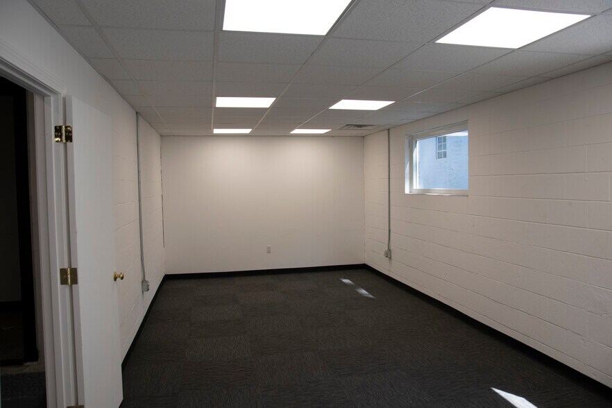 More Photos Of 41 Elm St, Stoneham Warehouse For Lease