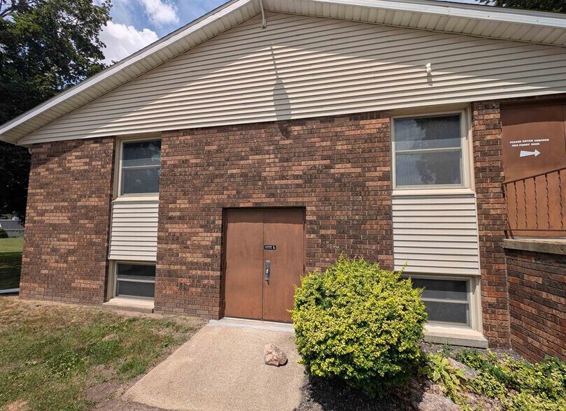 More Photos Of 2221 N Parkway Dr, Pekin Religious Facility For Lease