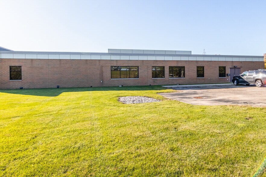 More Photos Of 5400 N 118th Ct, Milwaukee Showroom For Sale
