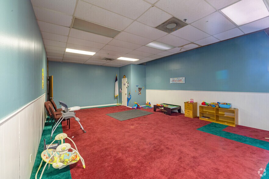 More Photos Of 6009 NW Expressway St, Oklahoma City Specialty For Sale