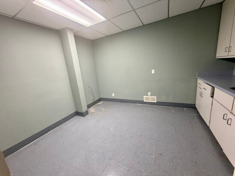 More Photos Of 170 8th St SE, Paris Office For Sale