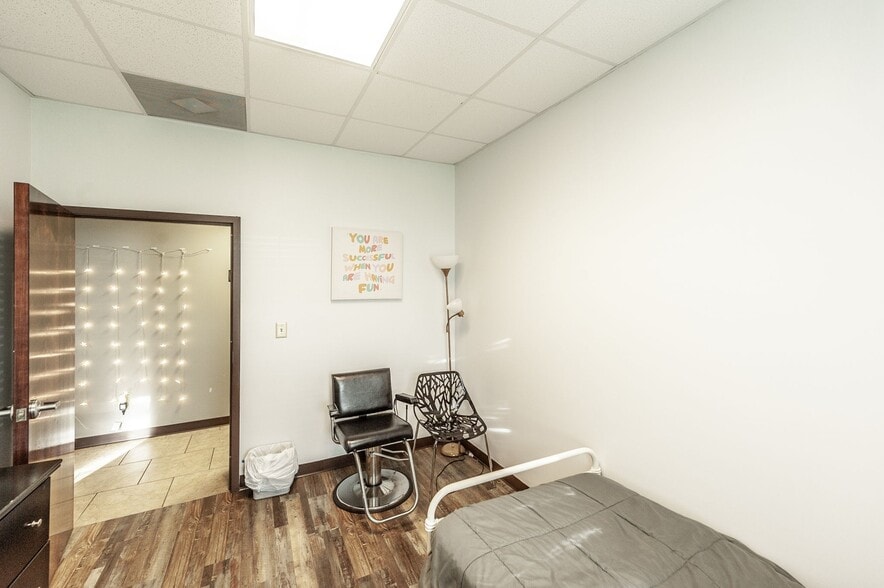 More Photos Of 20 Executive Park Dr, Hendersonville Loft Creative Space For Sale