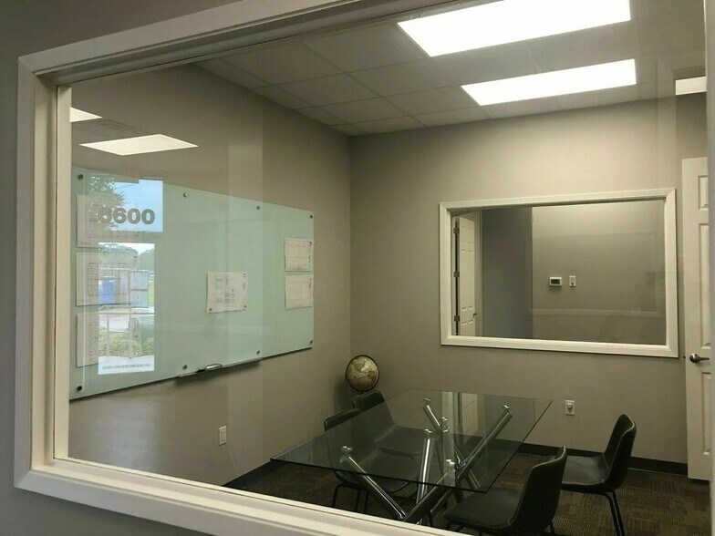 More Photos Of 2525 N Frazier St, Conroe Office For Sale