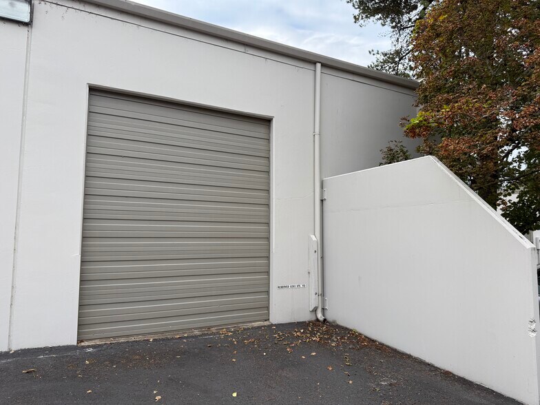 More Photos Of 5293 NE Elam Young Pky, Hillsboro Showroom For Sale