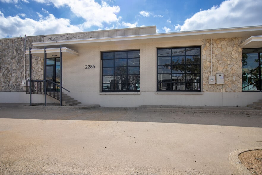 More Photos Of 2285 & 2289 Vantage St, Dallas Light Manufacturing For Lease