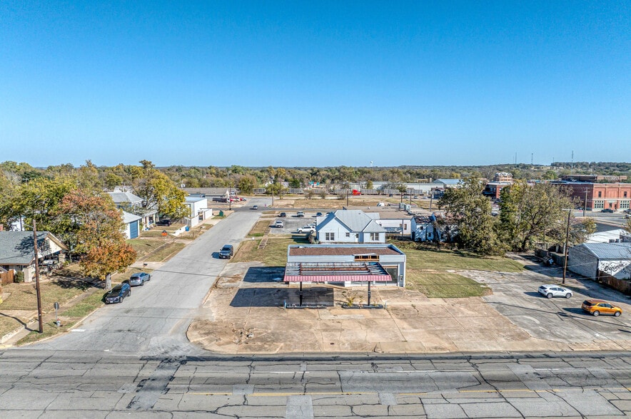 More Photos Of 212 N Austin Ave, Denison Bank For Sale