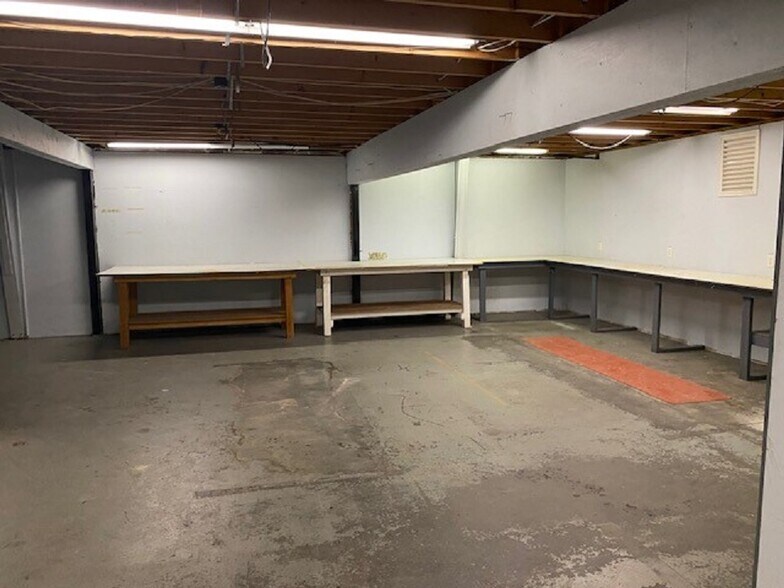 More Photos Of 92 Londonderry Tpke, Manchester Storefront Retail Office For Lease