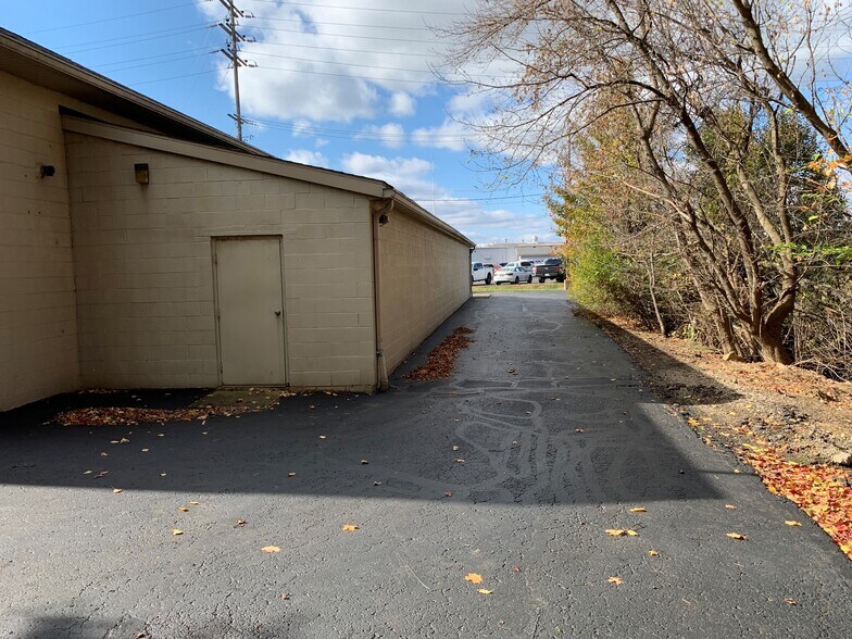 More Photos Of 1005 W Main St, Kent Auto Repair For Sale
