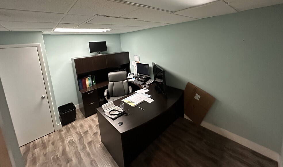 More Photos Of 4331 N Dixie Hwy, Boca Raton Light Distribution For Lease