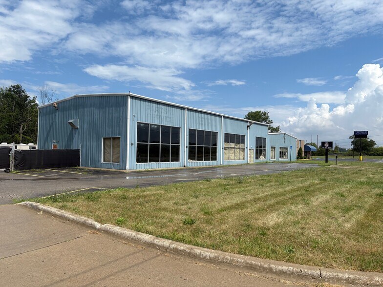 More Photos Of 5522 W Jefferson Ave, Trenton Showroom For Lease