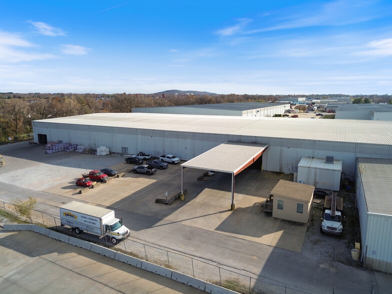 More Photos Of 419 S Lincoln St, Lowell Showroom For Lease