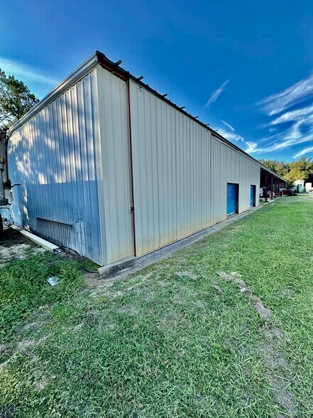 More Photos Of 465 E Collins St, Umatilla Light Manufacturing For Lease