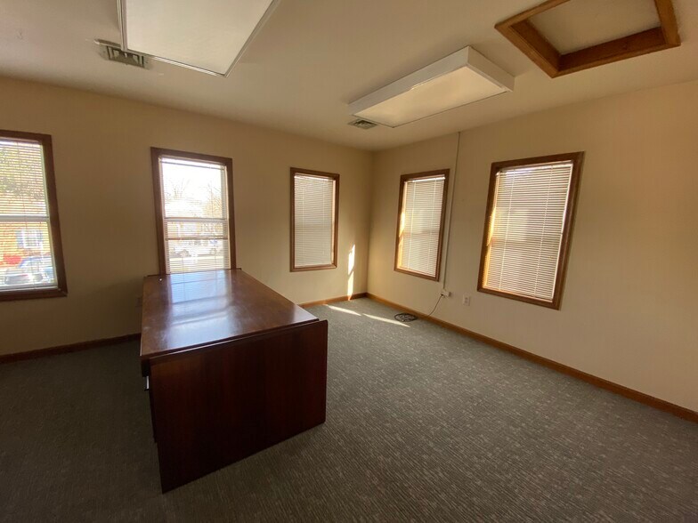 More Photos Of 9100 Church St, Manassas Office For Sale