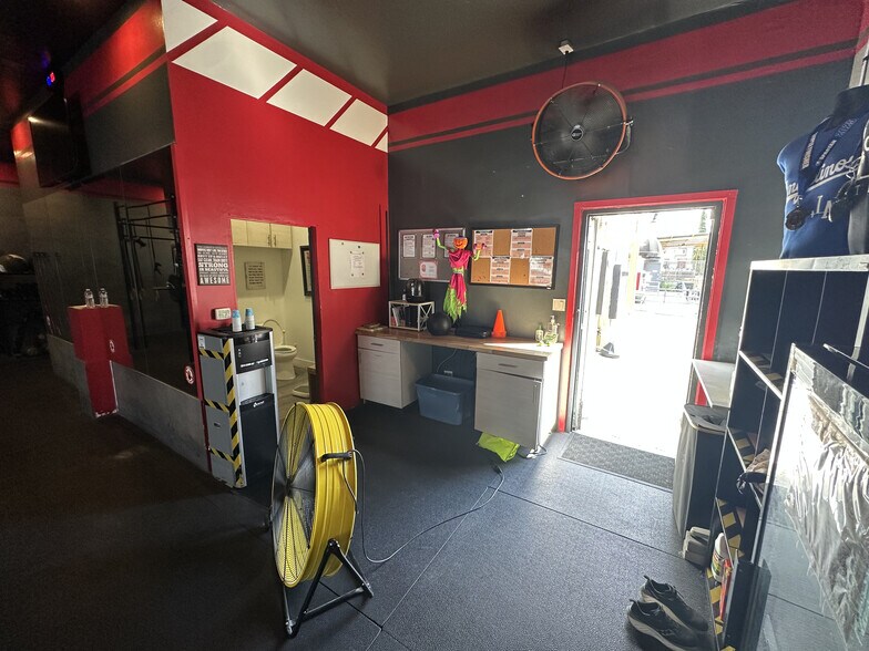 More Photos Of 12454 Magnolia Blvd, Valley Village General Retail For Lease