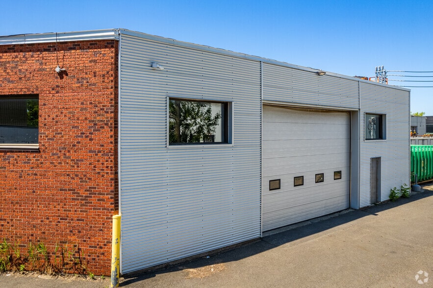 More Photos Of 235 Montee De Liesse, Saint-Laurent Manufacturing For Sale