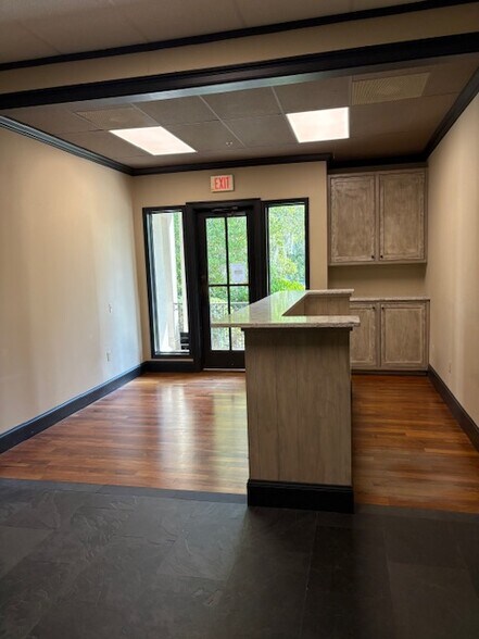 More Photos Of 19 Bow Cir, Hilton Head Island Office For Lease