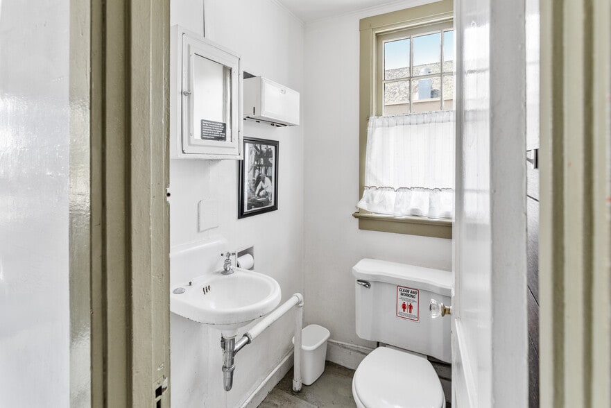 More Photos Of 809 Montauk Hwy, Montauk Auto Repair For Sale