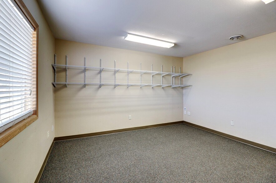 More Photos Of 5402 53rd Ave S, Fargo Auto Repair For Lease