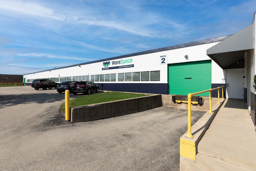 More Photos Of 301 W Hintz Rd, Wheeling Parking Lot For Lease