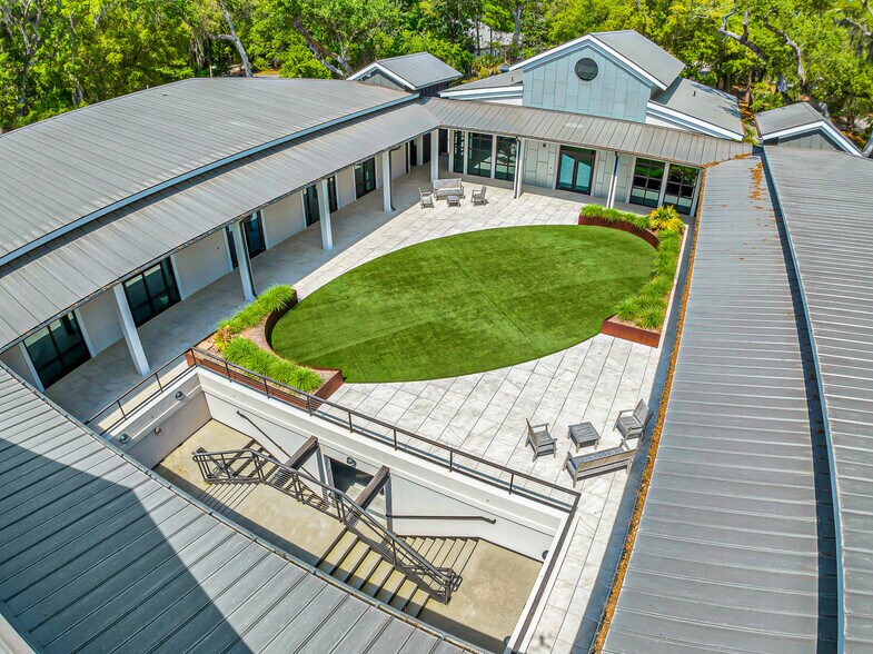 More Photos Of 10 Park Ln, Hilton Head Island Office For Sale