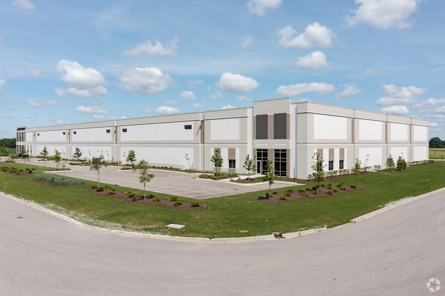 More Photos Of 365-399 Miles Pky, Bartlett Truck Terminal For Lease