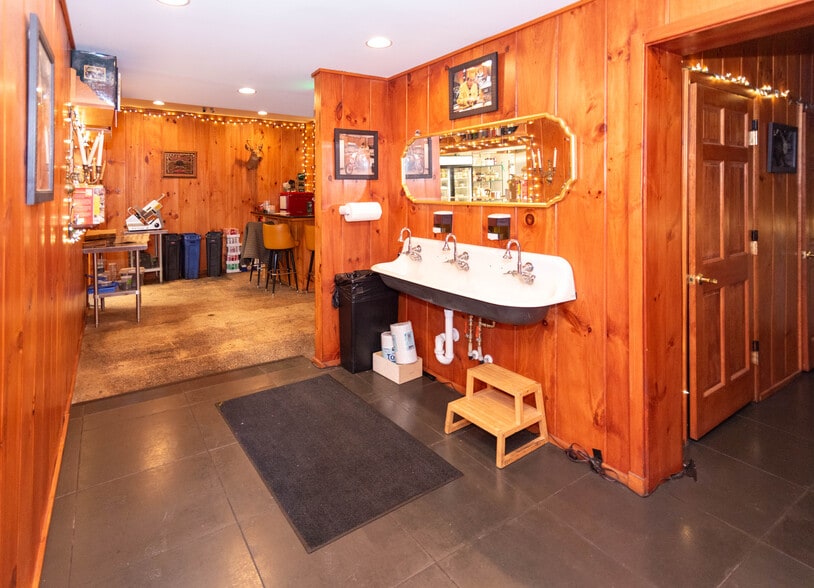 More Photos Of 5800 York Rd, Baltimore Restaurant For Sale