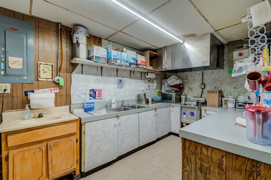 More Photos Of 1705 SW Frank Phillips Blvd, Bartlesville Service Station For Sale
