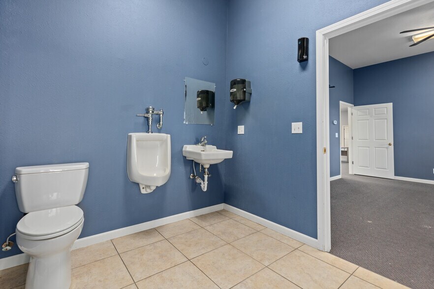 More Photos Of 20586 Old Route 66 Hwy, Staunton Office For Sale