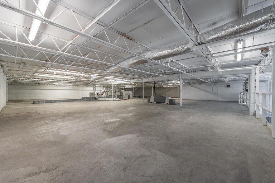 More Photos Of 2546-2578 Fowler St, Fort Myers Warehouse For Lease