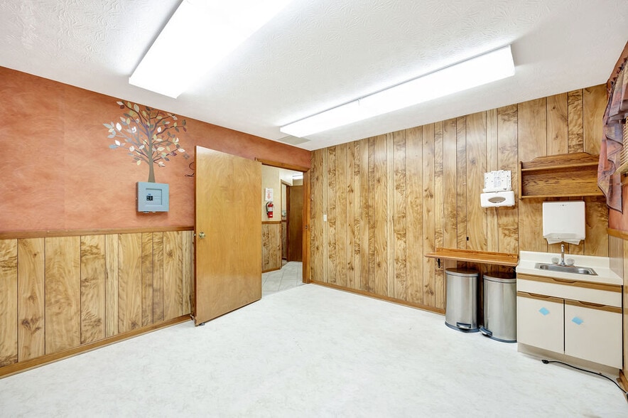 More Photos Of 1 Marty Ln, West Alexandria Medical For Sale