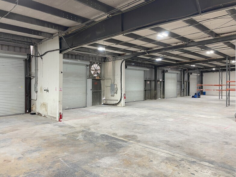 More Photos Of 4718 Cotton Belt Dr, San Antonio Warehouse For Sale
