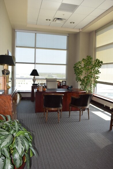 More Photos Of 521 President Clinton Ave, Little Rock Office Residential For Sale