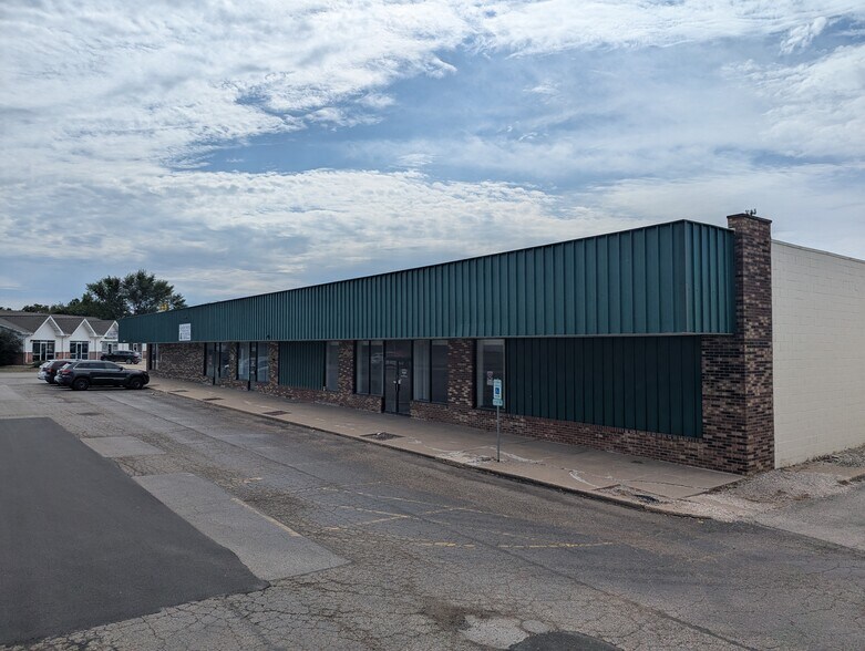 More Photos Of 3245-3247 Court St, Pekin General Retail For Lease
