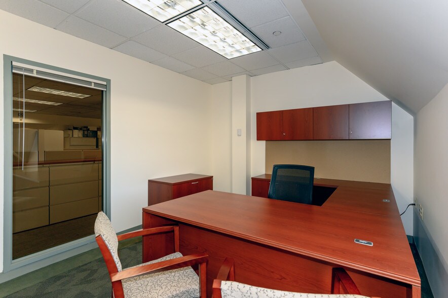 More Photos Of 86 Hopmeadow St, Simsbury Office For Sale