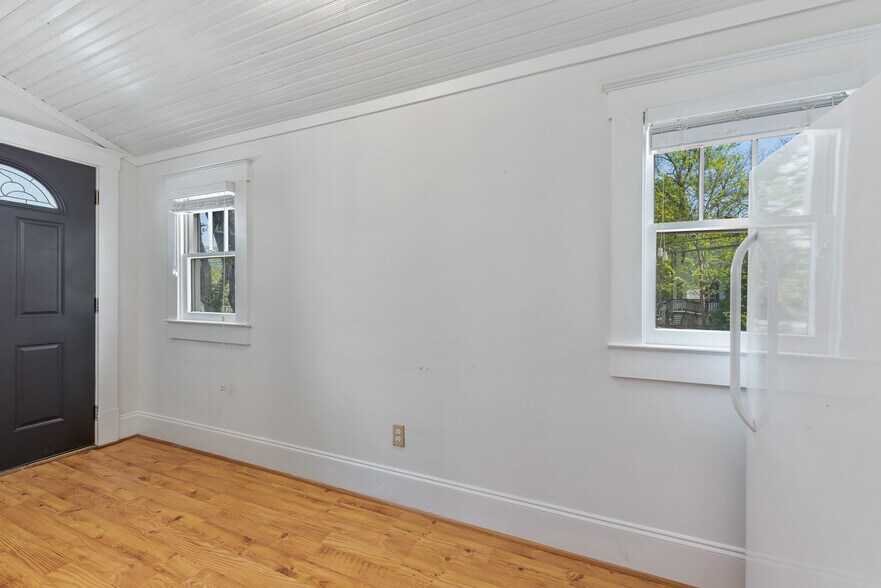 More Photos Of 221 E Kingston Ave, Charlotte Office Residential For Sale