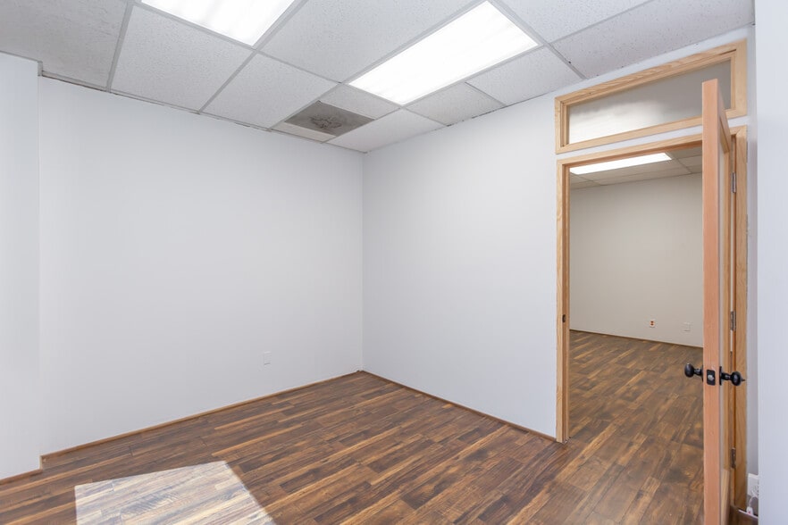 More Photos Of 23030 Lyons Ave, Santa Clarita Medical For Lease