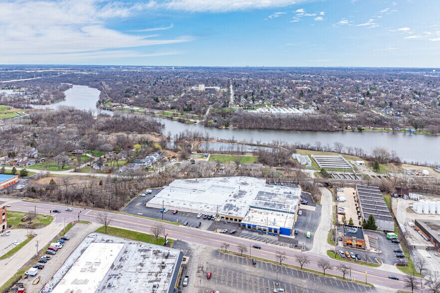 More Photos Of 801-805 N State St, Elgin Warehouse For Lease