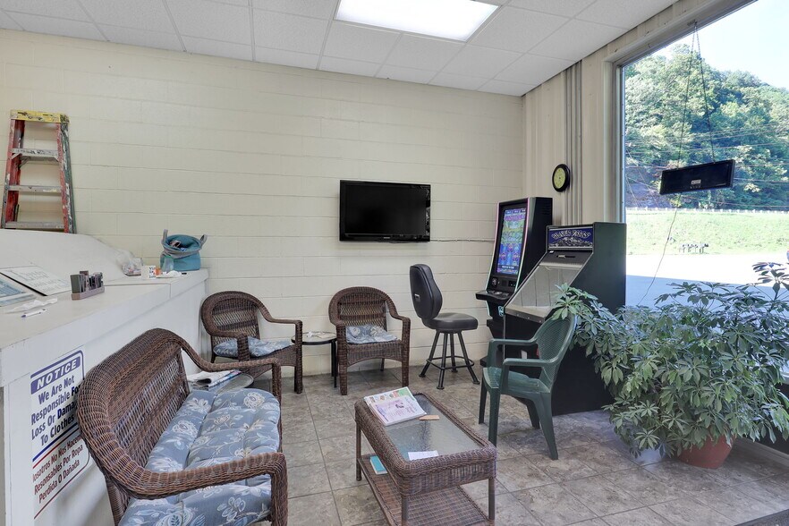 More Photos Of 1036 Anchorage Cir, Vansant Storefront For Sale