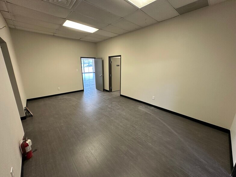More Photos Of 800 S Locust St, Denton Storefront Retail Office For Lease