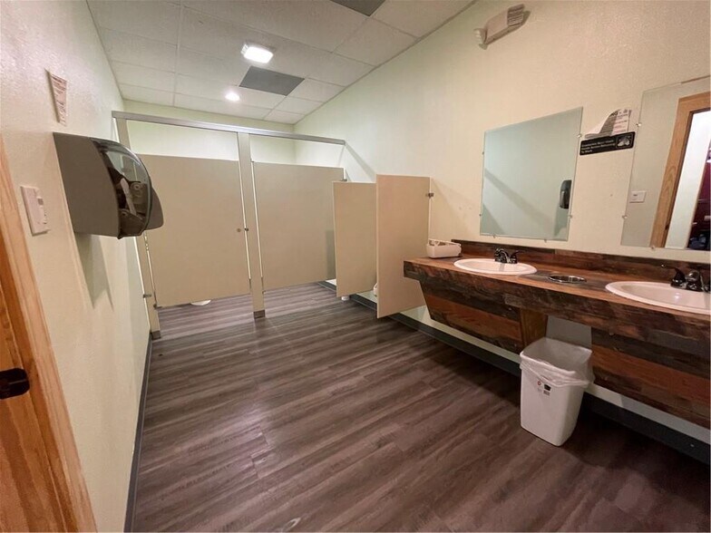 More Photos Of 1002 Victoria, Refugio Restaurant For Sale