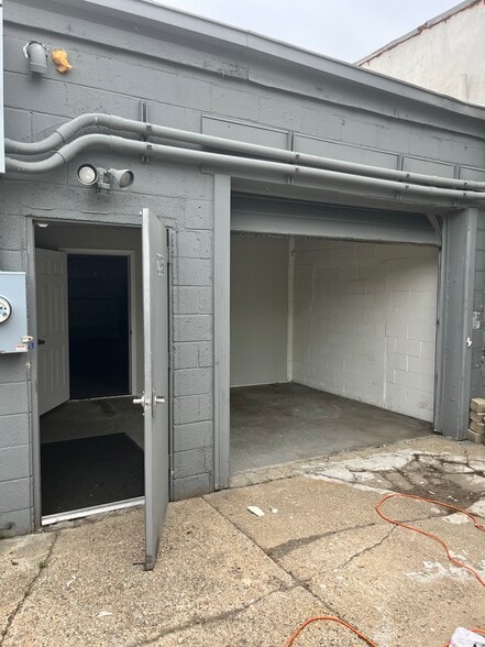 More Photos Of 21950-21956 Schoenherr Rd, Warren Warehouse For Lease