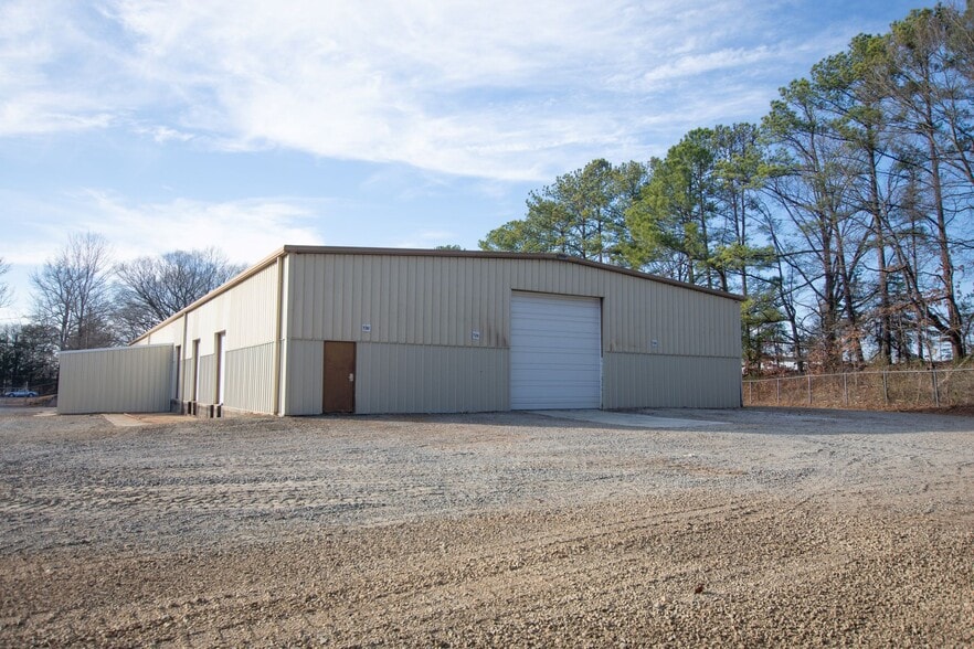 More Photos Of 1832 University Commercial Pl, Charlotte Warehouse For Lease