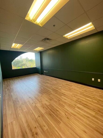 More Photos Of 7075 Kingspointe Pky, Orlando Showroom For Lease