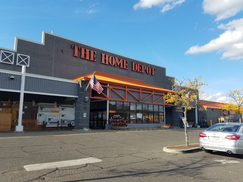 More Photos Of 350-400 Ryders Ln, Milltown General Retail For Lease